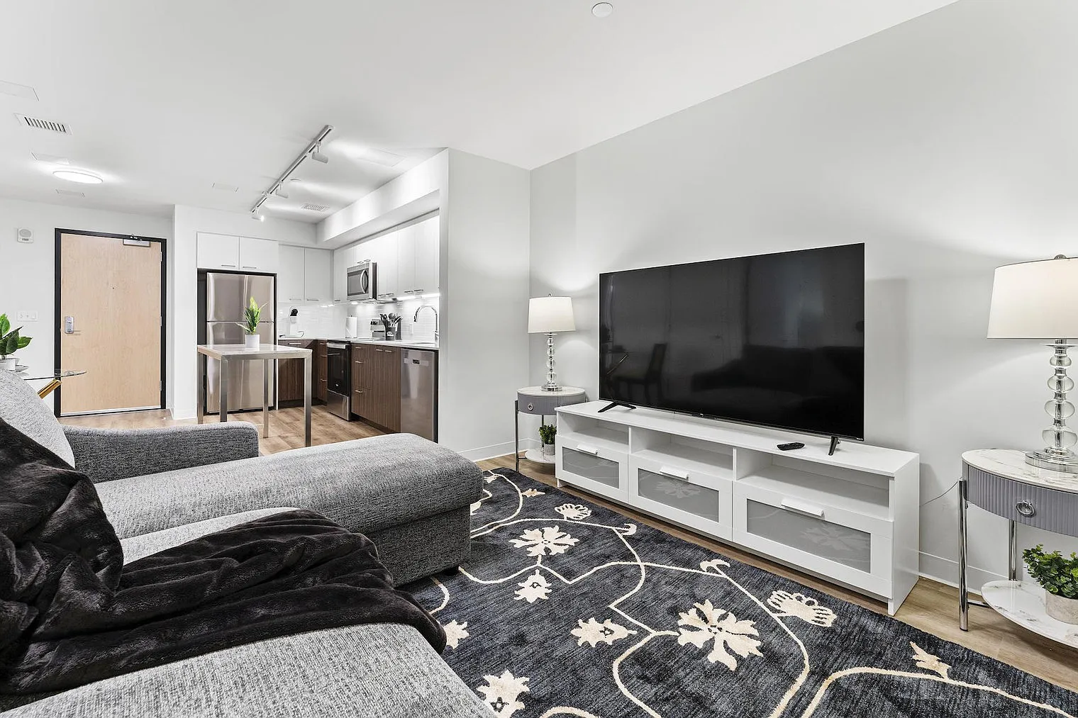 1 bed, 1.0 bath, 656 sqft, $3,744 — Photo 3