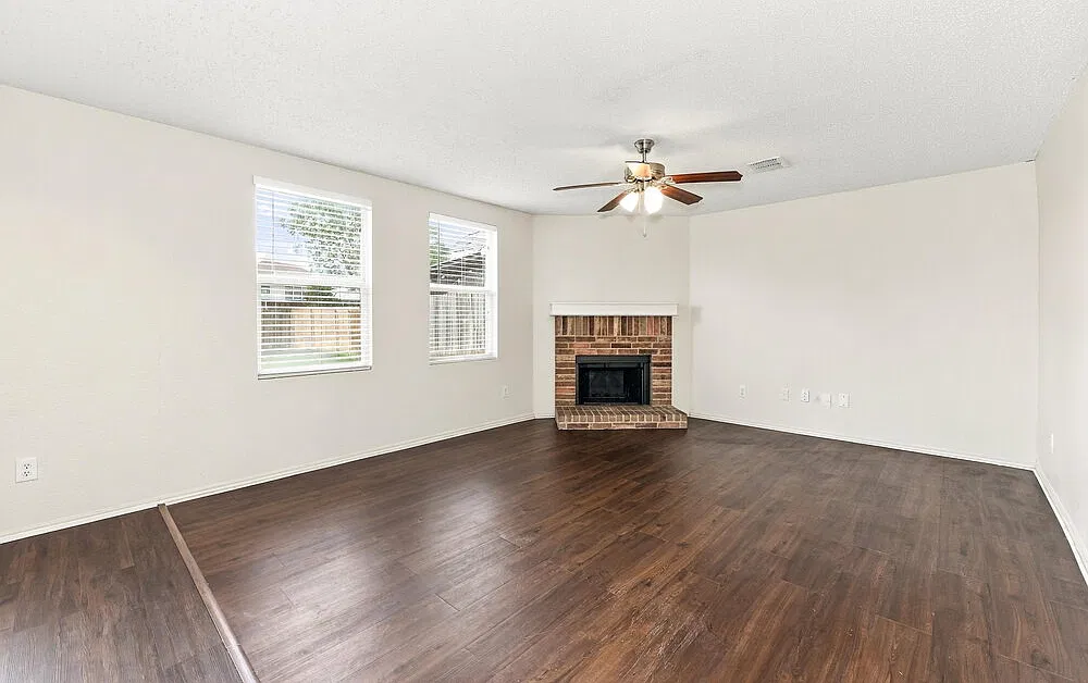 3 bed, 2.5 bath, 2376 sqft, $2,685 — Photo 4