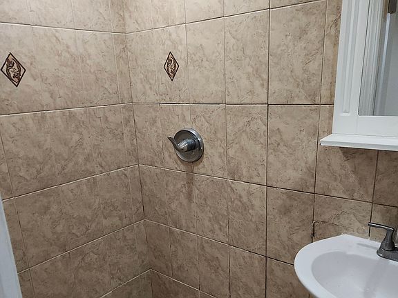 5th image of 2 Hartman Ln