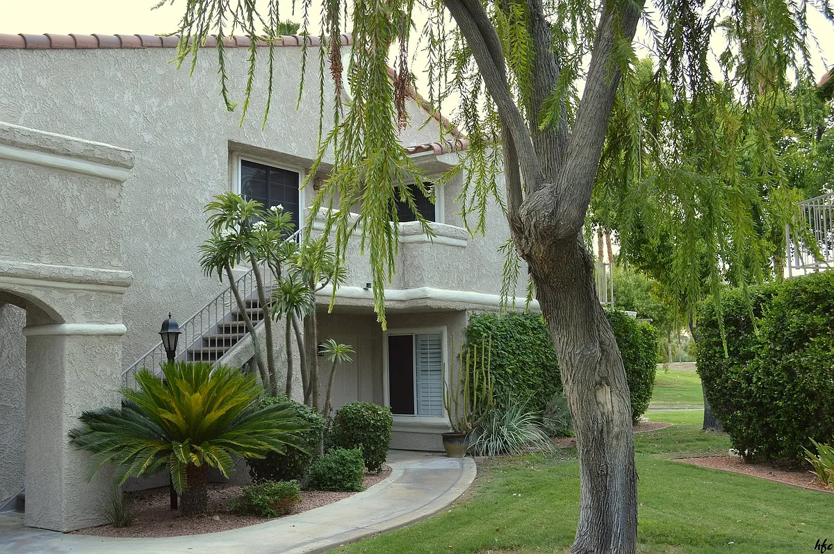 Building Photo - 2700 E Mesquite Ave #E31