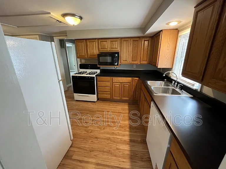 1008 E Wheeler St — Photo 5