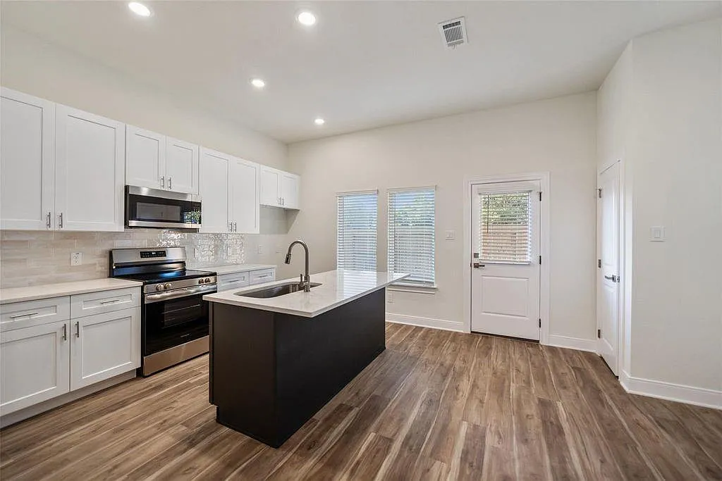 3 bed, 2.5 bath, 1447 sqft, $1,795 — Photo 4