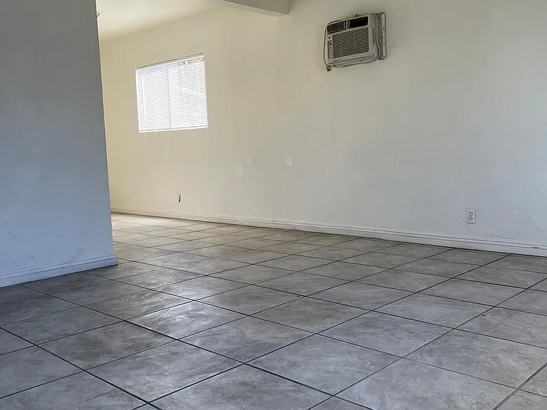 1343 Poplar St — Photo 5