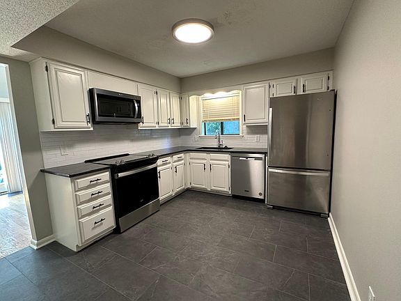 5th image of 523 Belle Pointe Ct