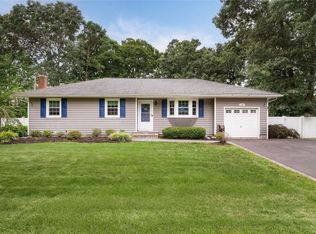 14 Newcomb Trl, Ridge, NY 11961