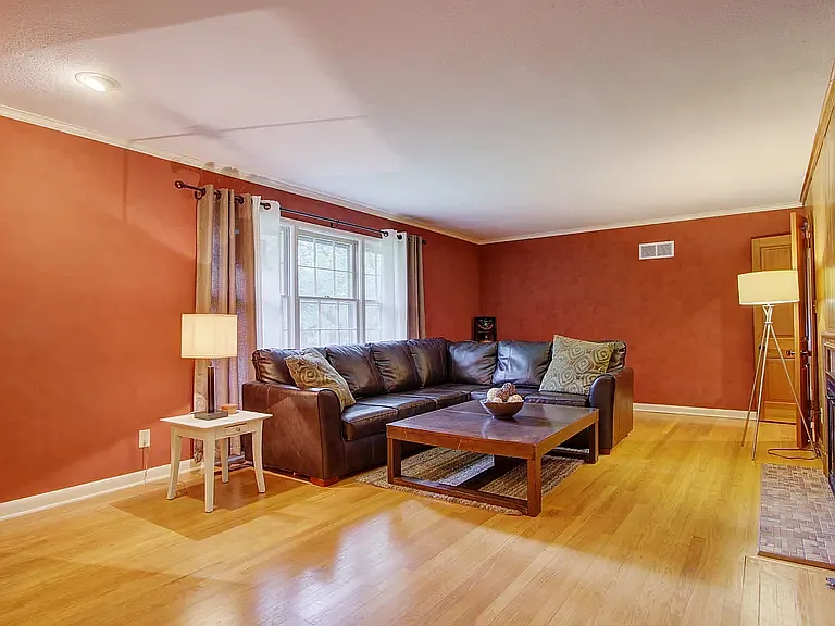 3 bed, 2.5 bath, 2708 sqft, $3,600 — Photo 3