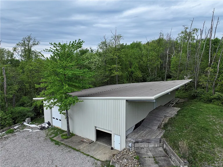 215 Hawk Hill Dr — Photo 2