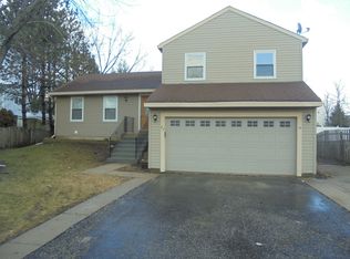 27 Ascot Ln, Streamwood, IL