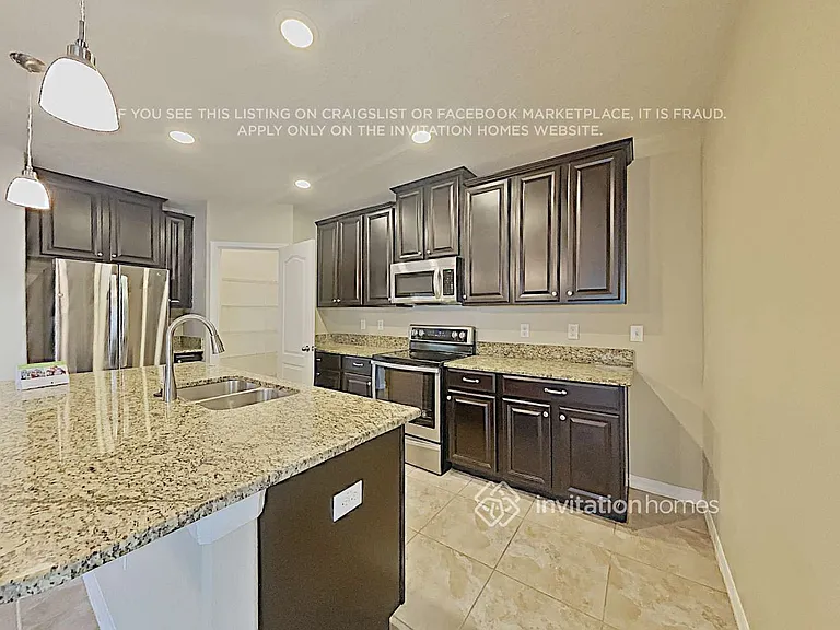 2729 Hampton Green Ln — Photo 10