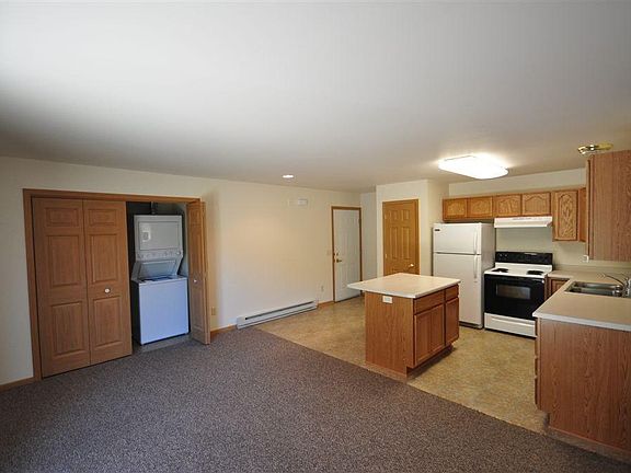 Open concept kitchen & living rooms