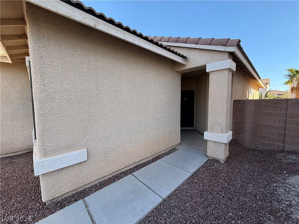 3 bed, 2.0 bath, 1487 sqft, $1,950 — Photo 3