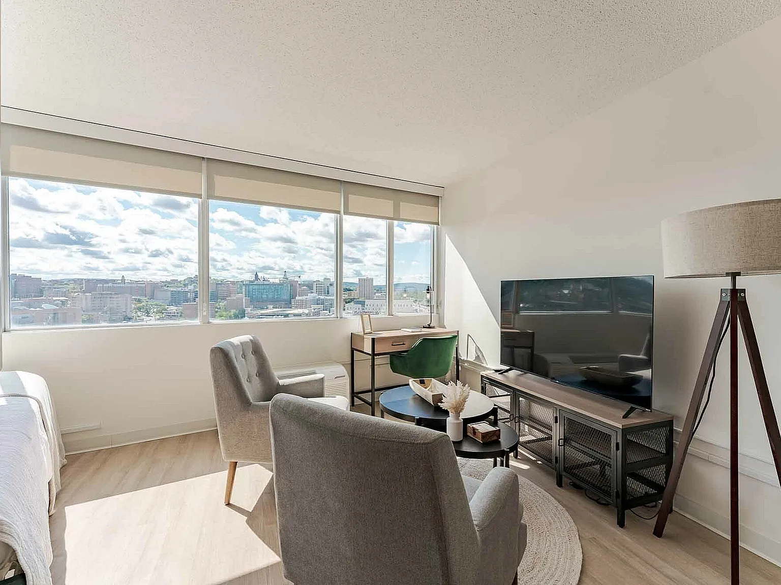 Tower701 - Furnished Studios — Photo 4