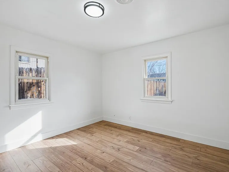 936 Meade St — Photo 15