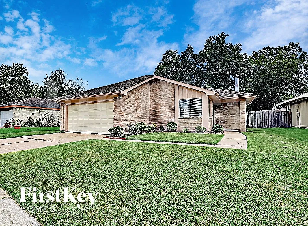 3 bed, 2.0 bath, 1263 sqft, $1,645 — Photo 1