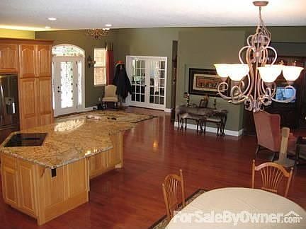 Dining area
						:
						Kitchen has butler pantry w/swinging doors for extra storage.