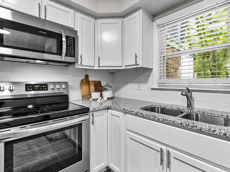 300 E McPherson Dr — Photo 21
