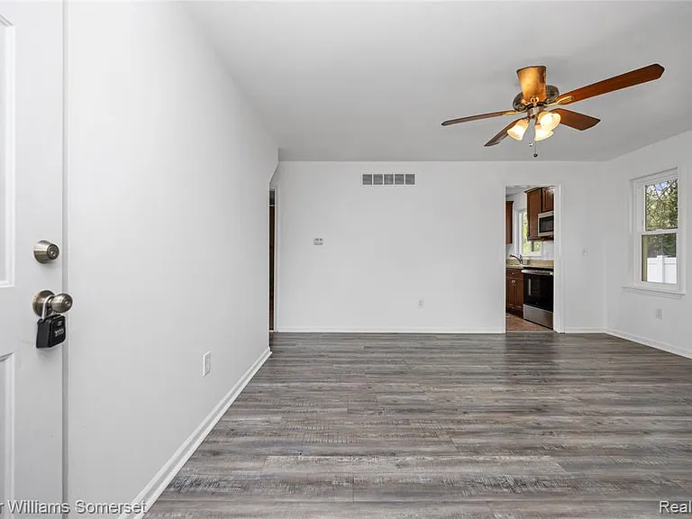90 Tacoma Dr — Photo 6