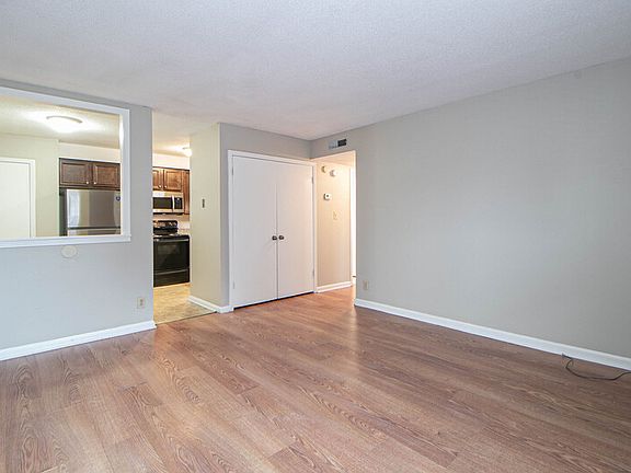 3rd image of 807B Golfview Pl