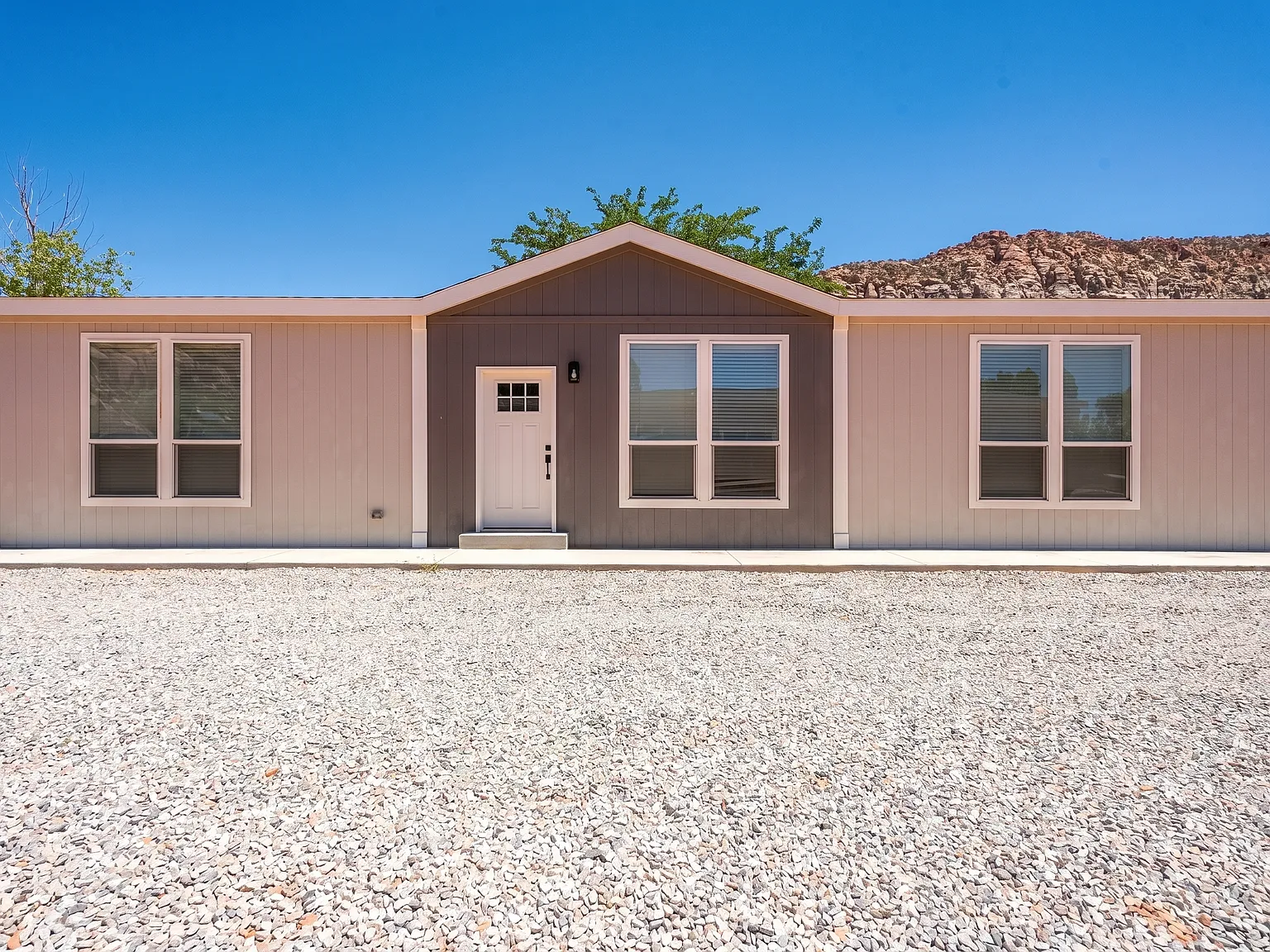 4 bed, 2280 sqft, $2,200 — Photo 1