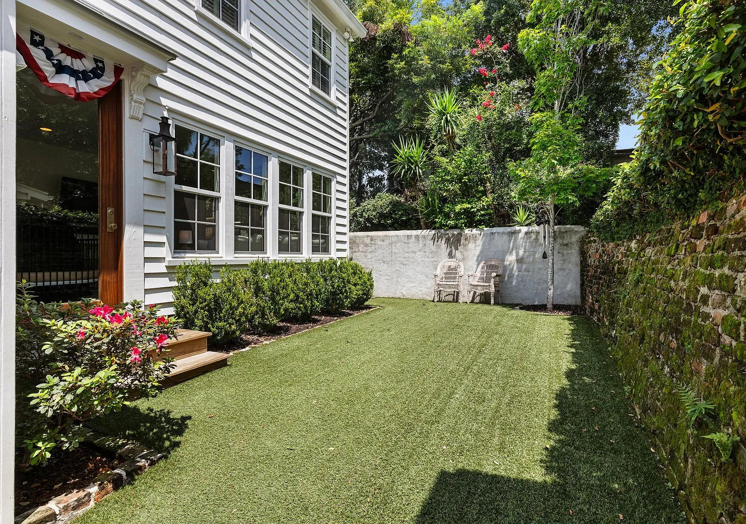 Cottage on Larnes- 2 1/2 Larnes Street — Photo 1