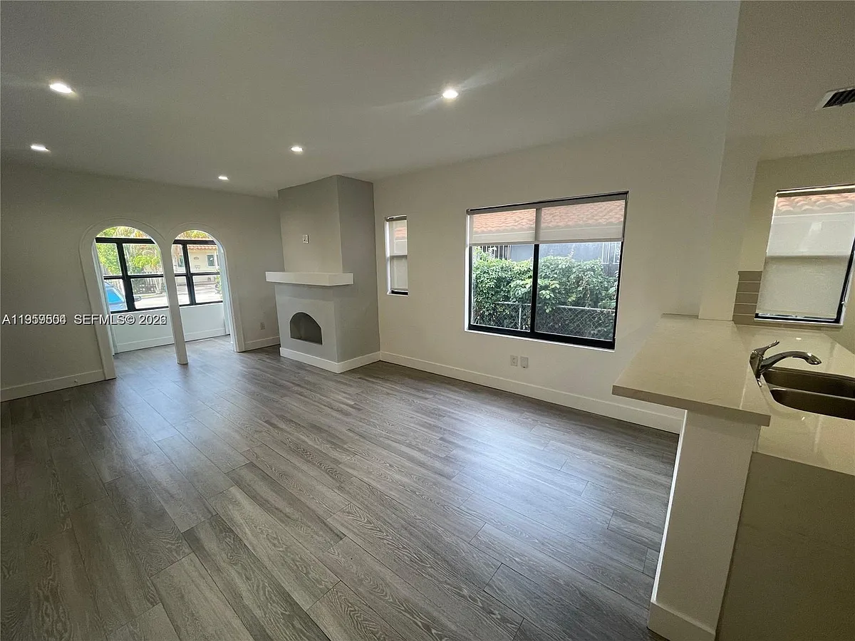 Building Photo - 1637 SW 10th St #2
