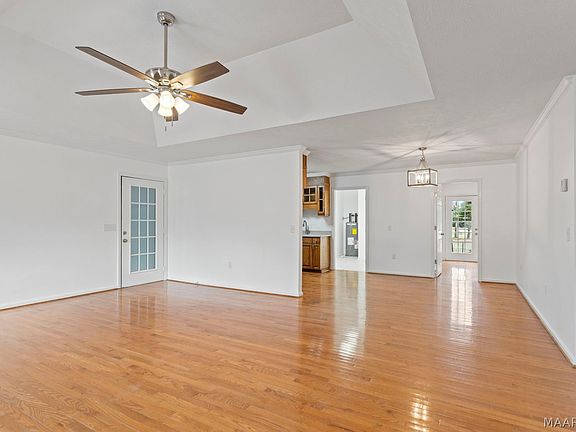 5th image of 615 Maple St