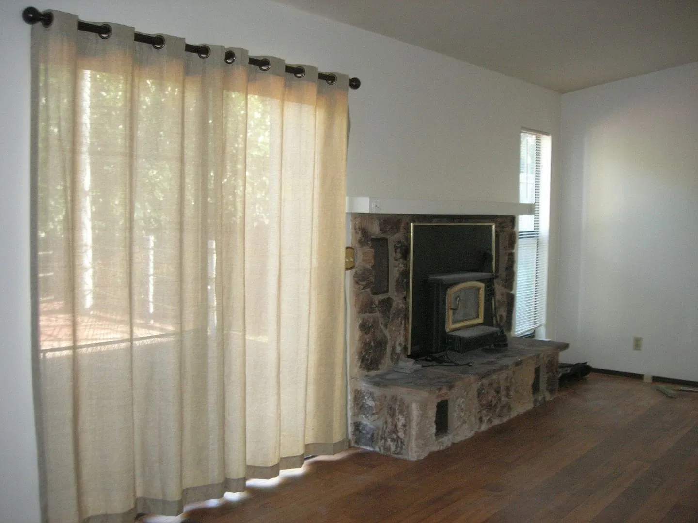 Comfortable 3 bedroom 2 bathroom home with attached 2 car garage close to downtown Grass Valley — Photo 4