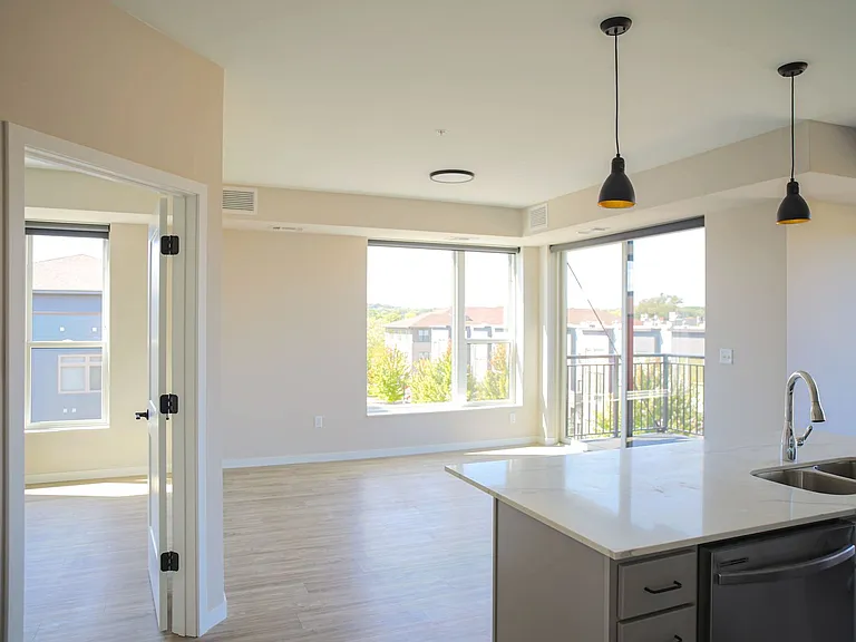 B7 Flats — Photo 102