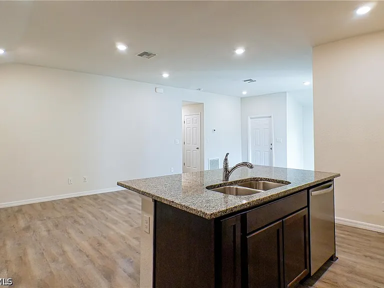 225 Rogers St — Photo 6