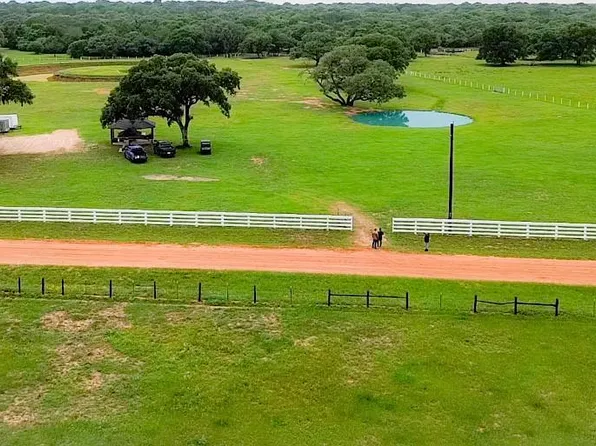 986 Private Road 1024, Hallettsville, TX 77964