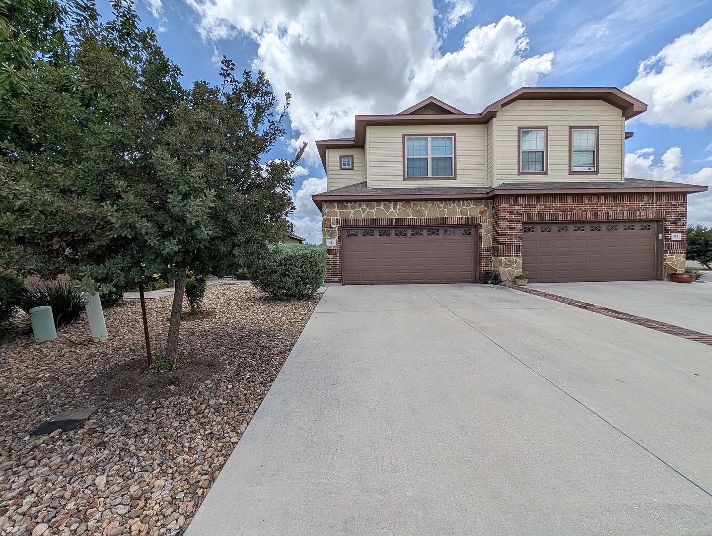 3/2.5/2 Duplex Close to Creekside Shopping, Restaurants, & Entertainment / Fenced in Backyard / CISD — Photo 2