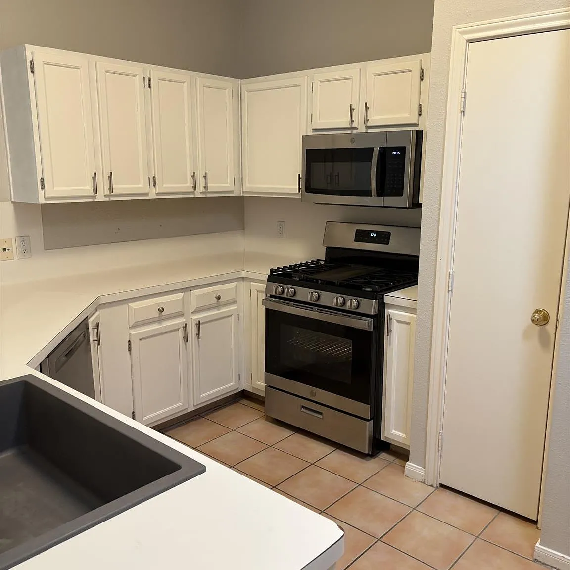 3 bed, 2.0 bath, 1406 sqft, $2,100 — Photo 4
