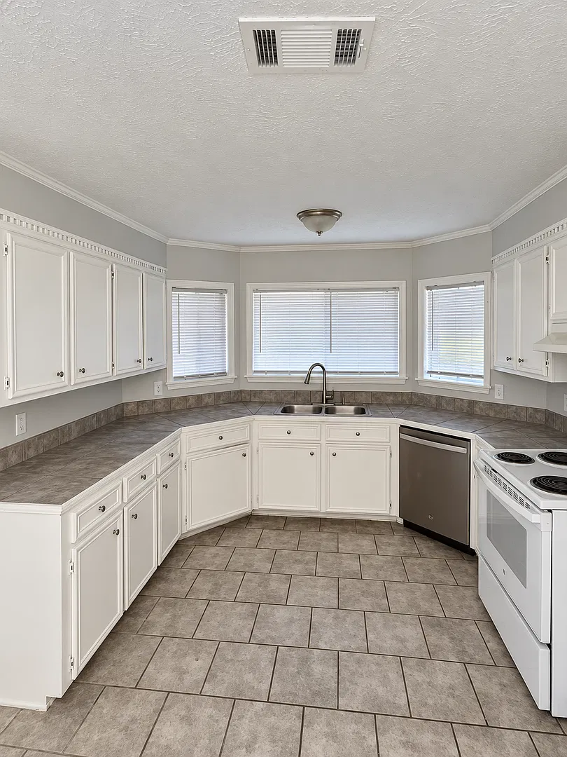 Move-In Ready Home in Northeast Jackson | Spacious Living in the 39211 Area — Photo 3