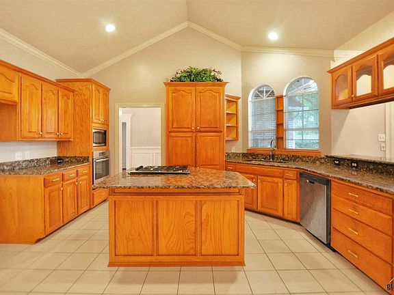 4th image of 621 Whiteoak Ln