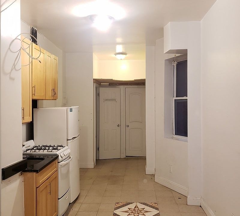2nd image of 318 E 70th St APT 1RE