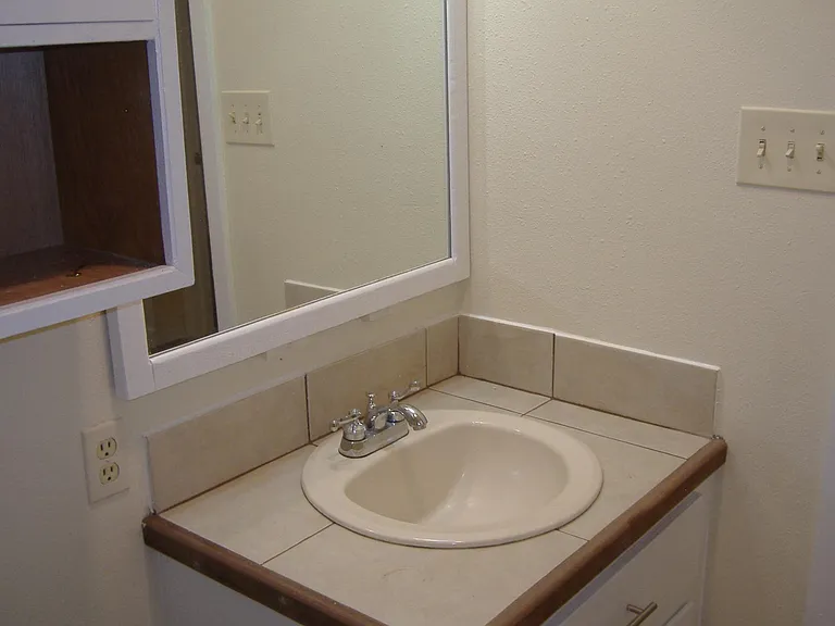 1228 Roundhill Dr — Photo 8