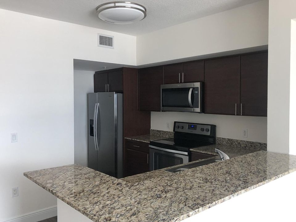 2nd image of 113 SW 12th St Floor 1601