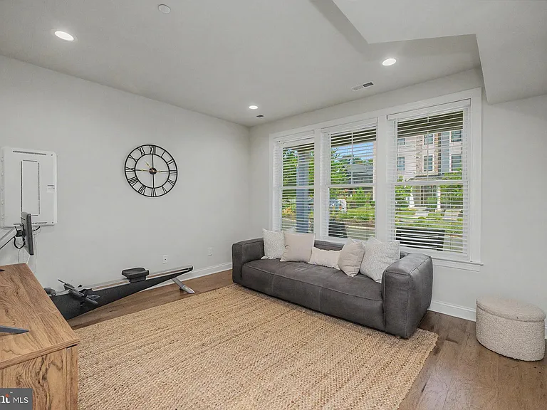 300 Squire Dr — Photo 4