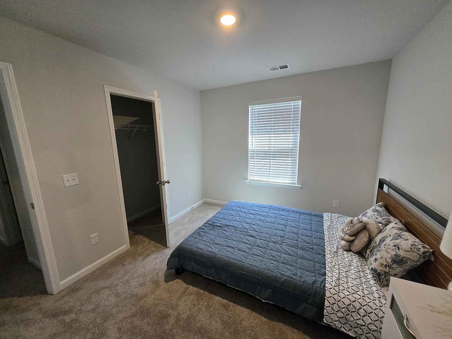 5 bed, 3.5 bath, 2407 sqft, $900 — Photo 4