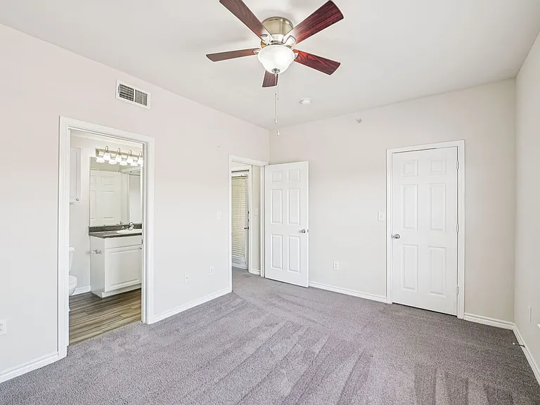 Oaks Riverchase Apartments — Photo 11