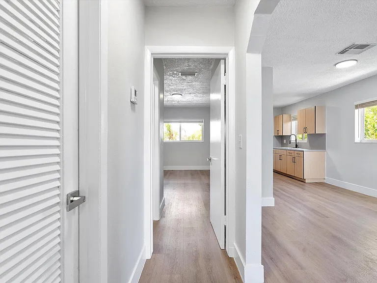 720 NE 7th St #9 — Photo 21