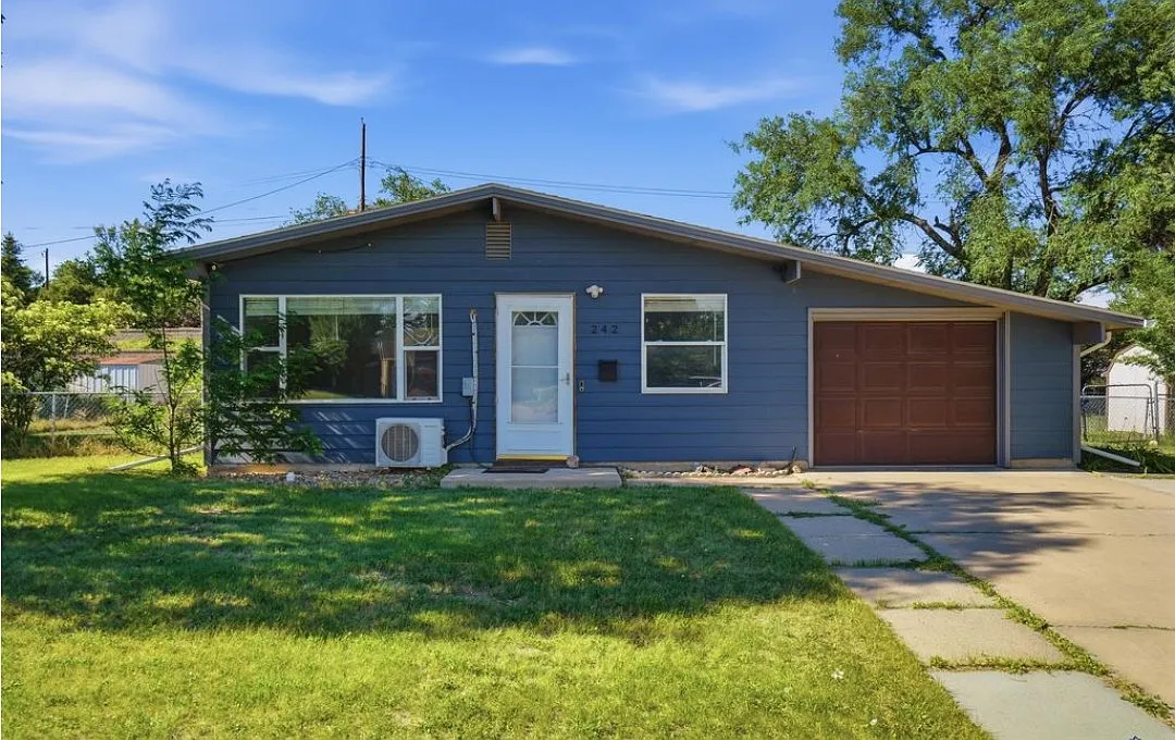 3 bed, 1008 sqft, $1,900 — Photo 1