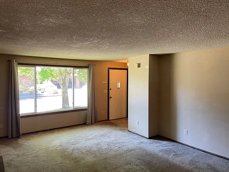 3605 NW Tyler Pl — Photo 3