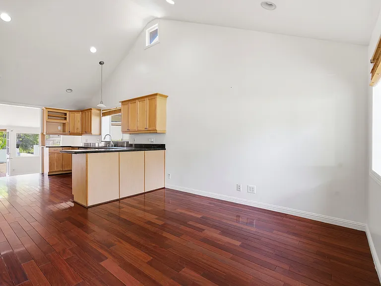 3240 Mills Ave — Photo 2