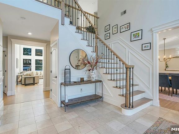 3rd image of 533 W Saddle River Rd