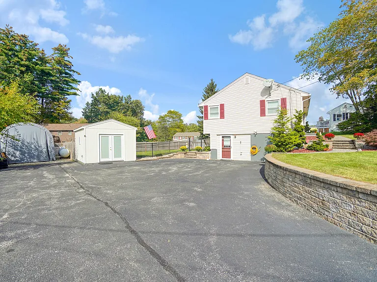 18 E Derry Rd — Photo 4