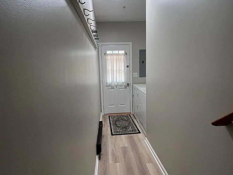 1031 Murdoch Ct — Photo 22