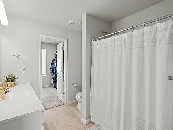 3rd image of 202 Creek Pointe Cir