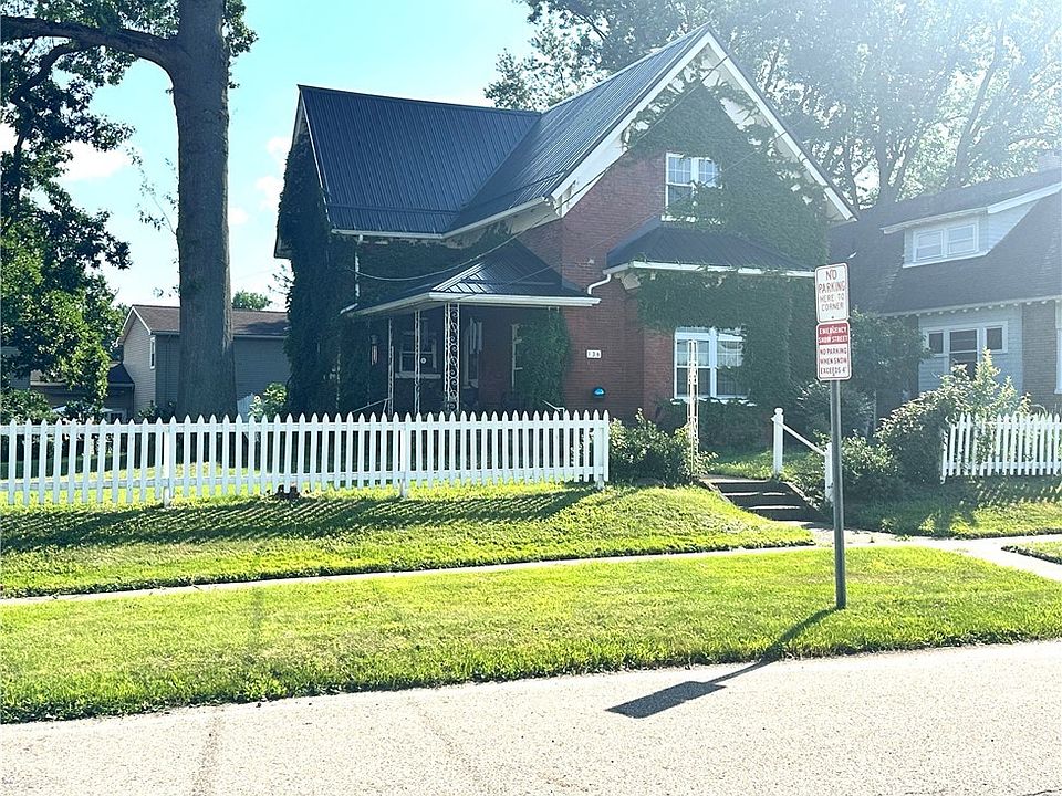 1st image of 136 2nd St NE