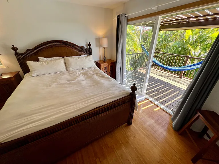 king sized master bed